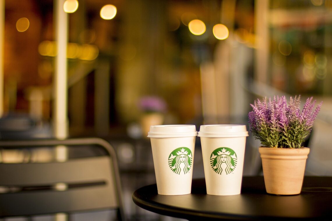 Kavárny, které okouzlily svět: co mají společného Starbucks, Costa nebo Dunkin?