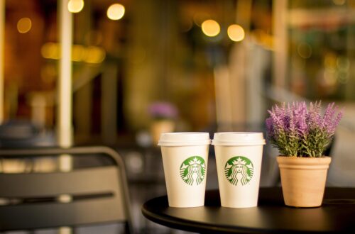 Kavárny, které okouzlily svět: co mají společného Starbucks, Costa nebo Dunkin?