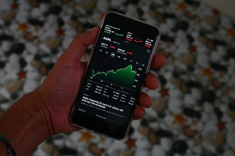 Investiční aplikace s akciemi Apple na telefonu