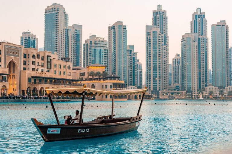 Mrakodrapy a panorama Dubaje za soumraku