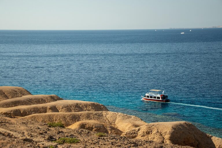 Pláž a moře v egyptském letovisku u Rudého moře