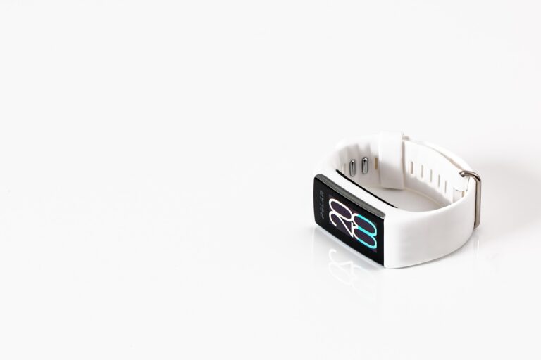 Levný fitness náramek, srovnání Xiaomi Smart Band a Honor Band