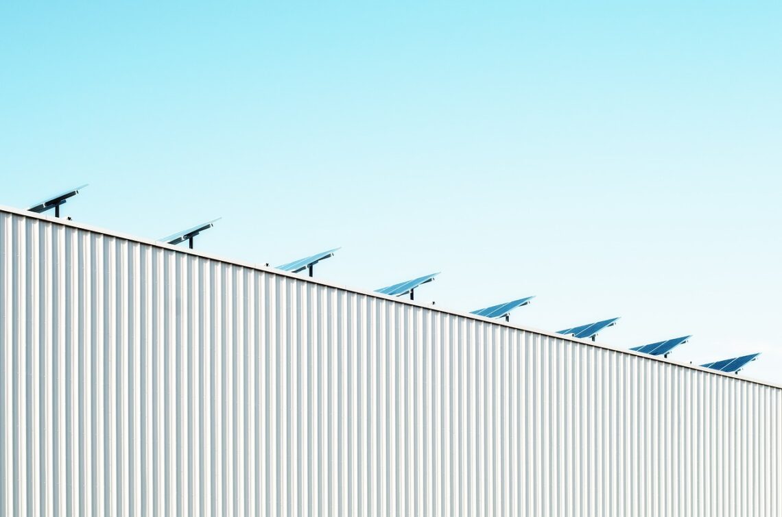 Solární fotovoltaické panely na střeše domu