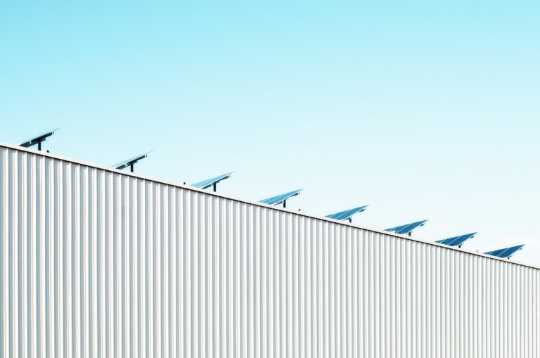 Solární fotovoltaické panely na střeše domu