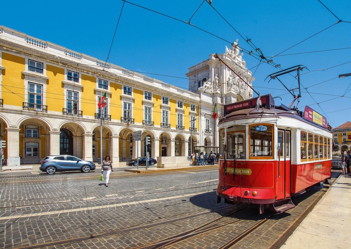Historická tramvaj v uličkách portugalského města
