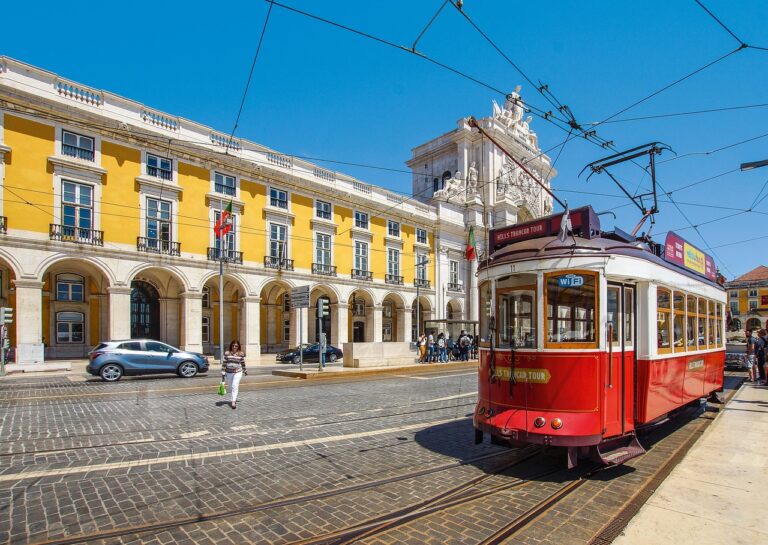 Historická tramvaj v uličkách portugalského města
