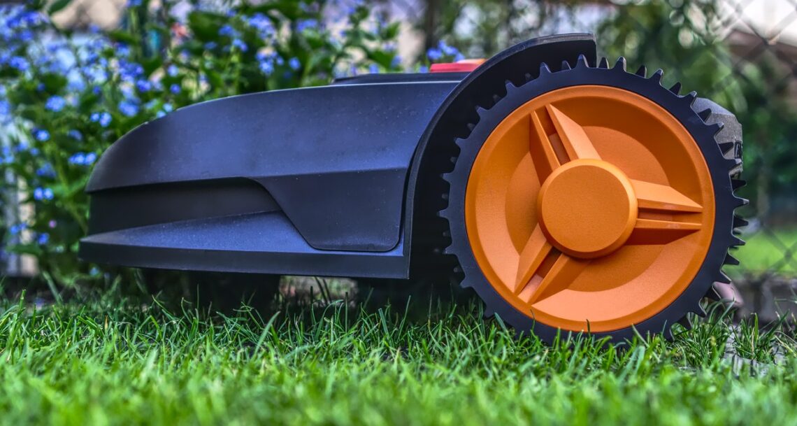 Robotická sekačka seká zahradní trávník