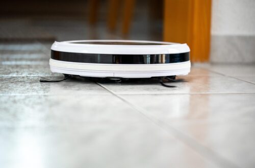 Robotický vysavač uklízí podlahu – srovnání Roborock a iRobot Roomba