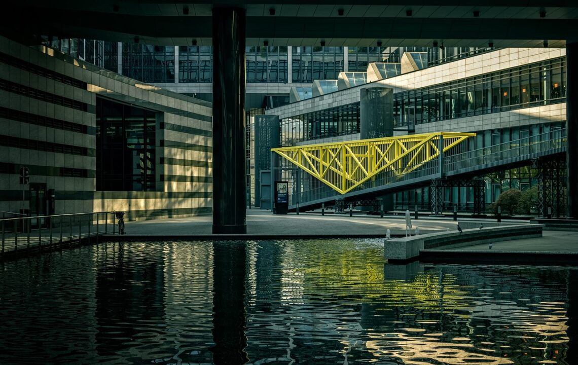 Budova banky symbolizující Trinity Bank