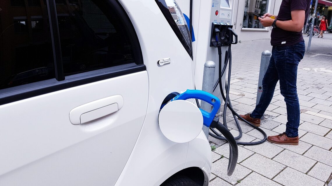 Domácí nabíječka wallbox nabíjí elektromobil u domu