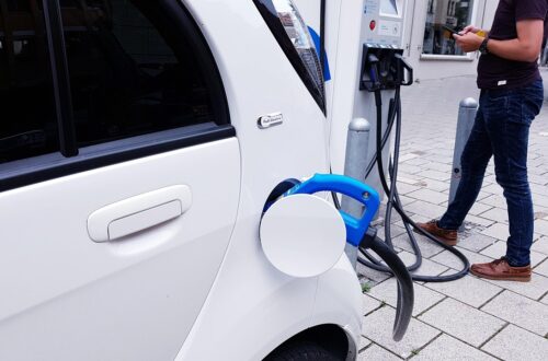 Domácí nabíječka wallbox nabíjí elektromobil u domu