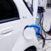 Domácí nabíječka wallbox nabíjí elektromobil u domu