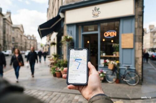 Průčelí malé provozovny a telefon s mapou v popředí