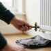 Odvzdušňovací klíč u ventilu deskového radiátoru
