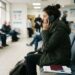Cestující telefonuje v čekárně zahraniční kliniky