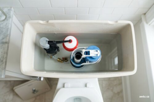 Otevřená nádržka WC s napouštěcím ventilem a plovákem