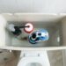 Otevřená nádržka WC s napouštěcím ventilem a plovákem