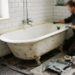 Stará smaltovaná vana připravená k renovaci