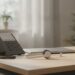 Stolní IP telefon a náhlavní souprava s mikrofonem na stole malé kanceláře