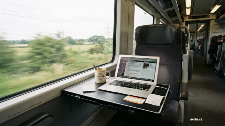 Notebook, jízdenka a účtenky na stolku ve vlaku