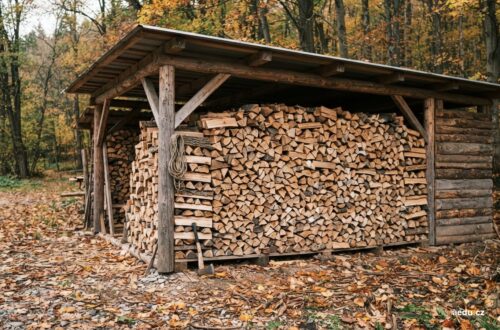 Hráň rozštípaného dřeva pod přístřeškem