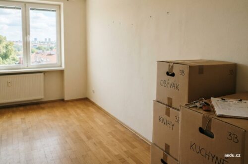 Stěhovací krabice a klíče v prázdném bytě